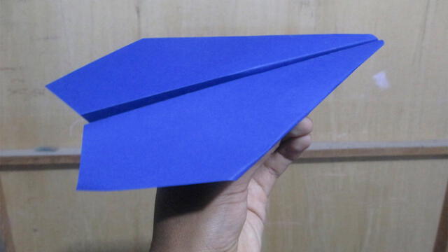 Un pedazo de papel es suficiente para realizar un avión y divertirse. Foto: instructables