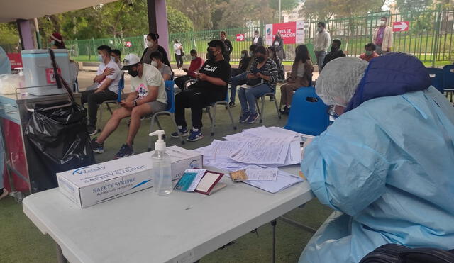 Ciudadanos acuden hasta los centros de vacunación a recibir su dosis contra la COVID-19. Foto: URPI-LR