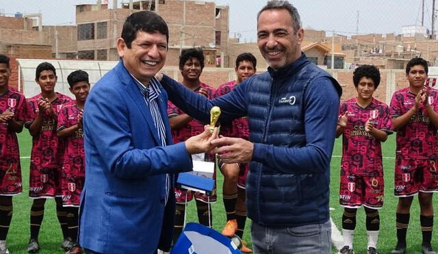 Djorkaeff recibió una réplica pequeña de la Copa del Mundo de parte del presidente de la FPF, Agustín Lozano. Foto: FPF