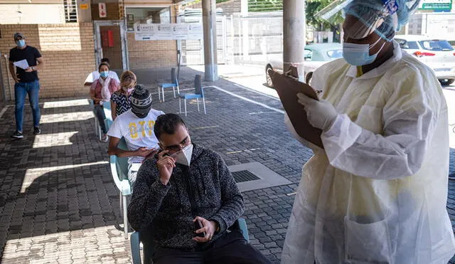 Estudio realizado en Sudáfrica constató una mayor tasa de reinfecciones causadas por la variante Ómicron del coronavirus. Foto: AFP