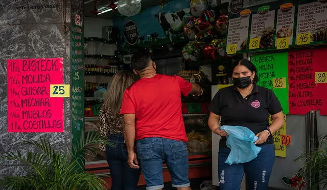 El precio del dólar es revisado por miles de personas en Venezuela, particularmente la tasa oficial del BCV, de cara a la adquisición de todo tipo de productos. Foto: EFE