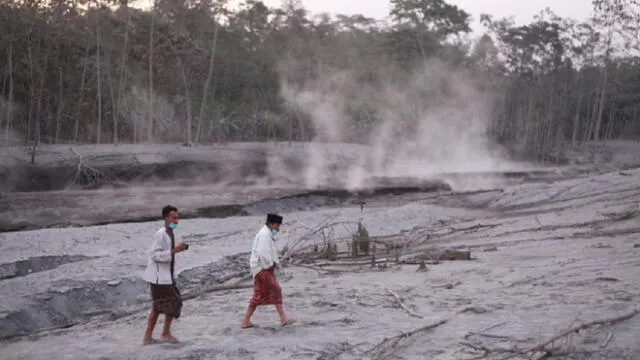 El volcán Semeru de Indonesia dejó a varias personas con quemaduras. Foto: ElDiario.es y Video: Facebook/ SovietskijSoyuz