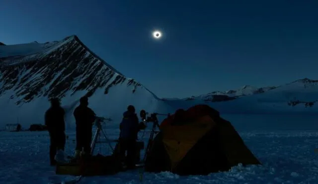 Debido al eclipse total de Sol, la Antártida vivió unos minutos de oscuridad luego de que en octubre iniciara su verano austral. Foto: Felipe Trueba / Imagen de Chile