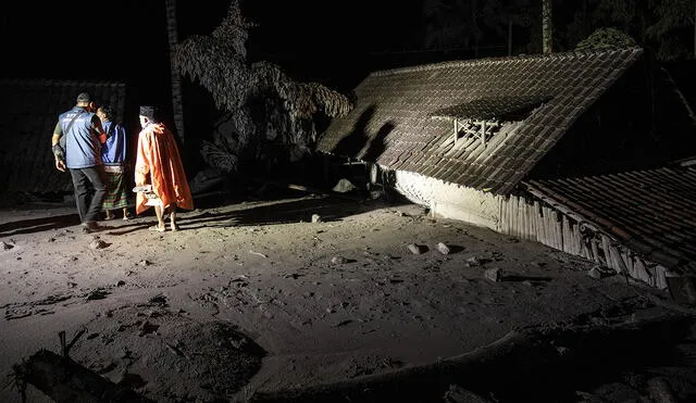 Aldeanos y rescatistas buscan sobrevivientes en zonas afectadas por la erupción del volcán en Indonesia. Foto: AFP