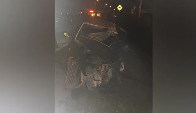 El automóvil quedó inservible, entre los fierros retorcidos murió el conductor. Foto: PNP