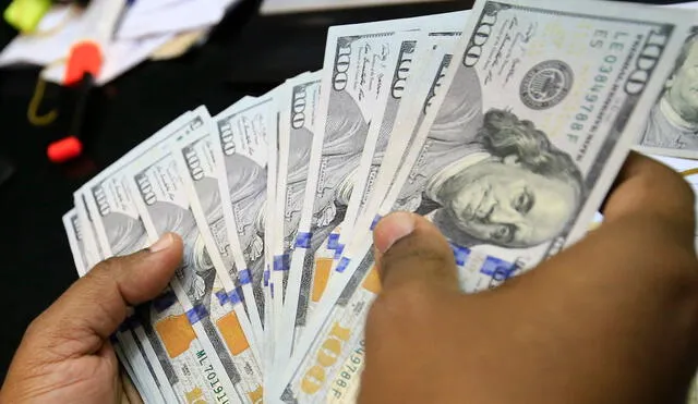 Conoce cuál es el precio del dólar en Perú hoy, lunes 6 de diciembre de 2021. Foto: AFP