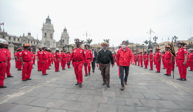 En la ceremonia estuvo presente el ministro del Interior, Avellino Guillen; el comandante general del CGBVP, Luis Antonio Ponce La Jara; y 200 oficiales del cuerpo de bomberos. Foto: Presidencia