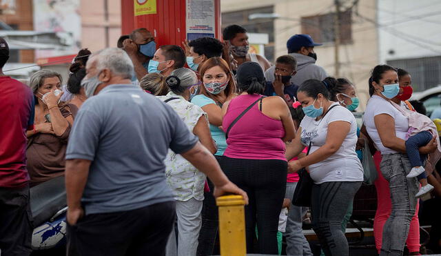 El precio del dólar en Venezuela, donde miles de personas revisan tanto DolarToday como Monitor Dólar para realizar diversas transacciones. Foto: EFE