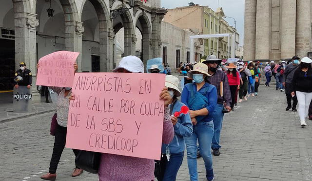 Los ahorristas marcharon por diversas calles hasta llegar a la Plaza de Armas de la ciudad. Foto: Zintia Fernández/La República