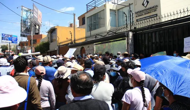 Ahorristas de la Cooperativa Credicoop  protestan en la SBS, ubicado en Cayma. Foto: Zintia Fernández/La República
