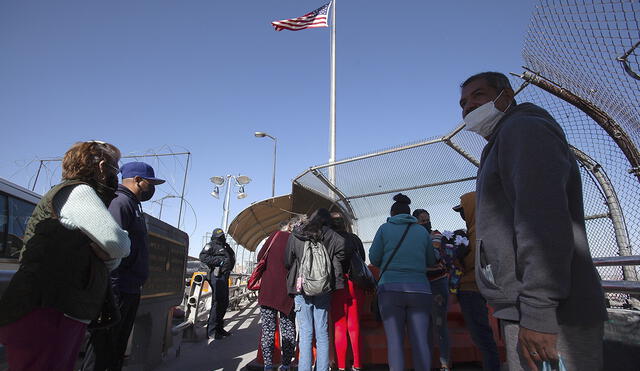 Migrantes centroamericanos piden asilo, pero fueron devueltos por el Puente Internacional Paso del Norte al reactivarse el programa Quédate en México este 6 de diciembre. Foto: EFE