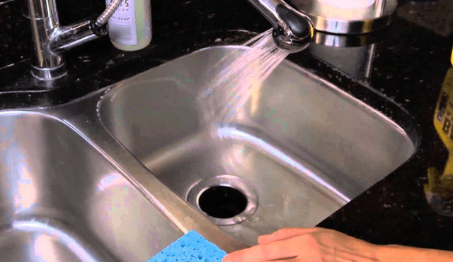El lavadero de la cocina requiere limpieza continua para evitar la aparición de moho o sarro. Foto: captura de YouTube