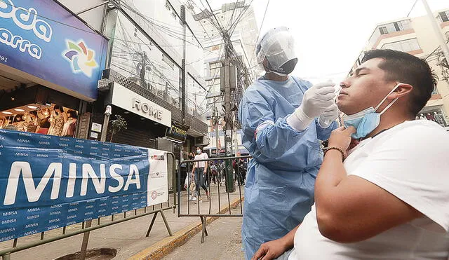 Hisopado. La búsqueda del virus continúa en Lima y las regiones. Las brigadas van a las ferias y zonas comerciales. Foto: difusión