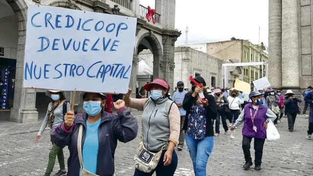 Protestas. Afectados con cierre de Credicoop marcharon. Foto: La República