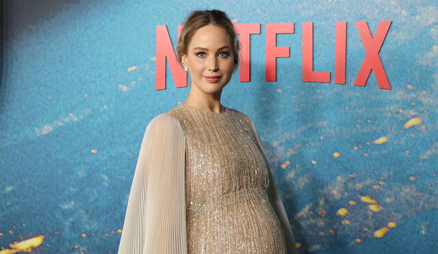 Jennifer Lawrence posó por primera vez para los medios con su pancita de embarazo. Foto: Mike Coppola/AFP