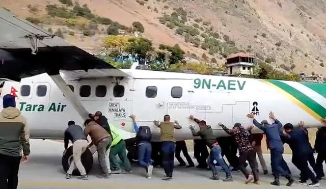 Avión en Nepal se queda varado en medio de la pista de aterrizaje. Foto: New York Post
