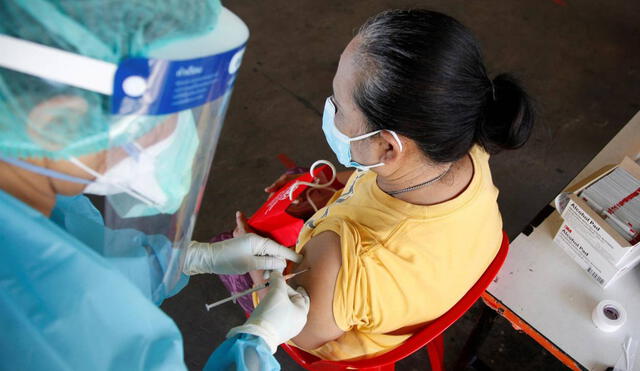 Un residente recibe la vacuna CoronaVac de Sinovac durante una campaña en Bangkok, Tailandia. Foto: EFE/ EPA / Narong Sangnak