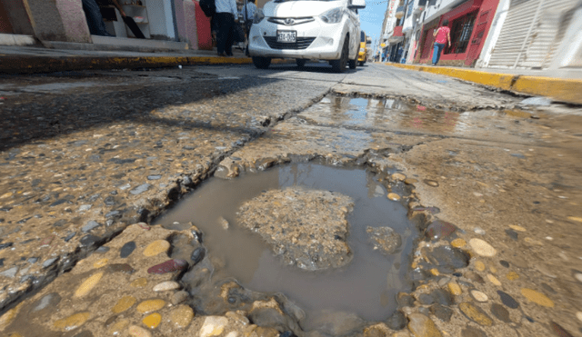 En diferentes calles del centro histórico hay puntos críticos por aniegos de aguas servidas. Foto: Clinton Medina/ La República
