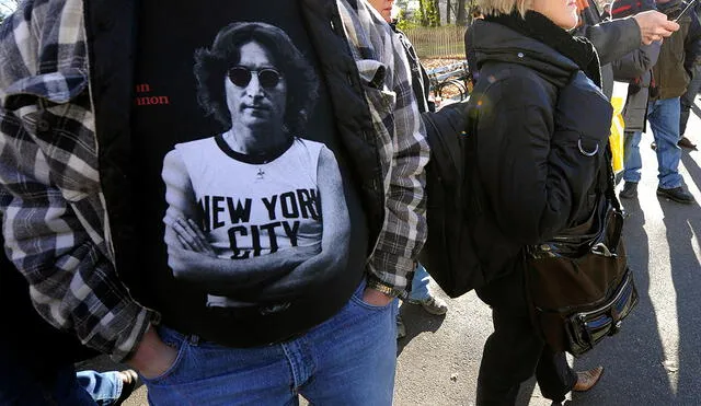 Los fanáticos de John Lennon reunidos en Strawberry Fields de la ciudad de Nueva York el 8 de diciembre de 2010.