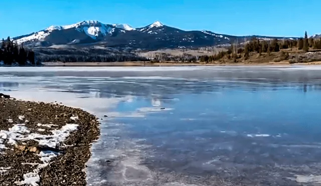 El sonido se debe a las fluctuaciones de temperatura que hacen que el hielo se expanda o se contraiga y se agriete. Foto: captura de YouTube