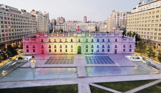 Palacio inclusivo. El Palacio de la Moneda, sede del Gobierno, se iluminó con los colores de la bandera LGTBIQ+, tras la aprobación del matrimonio igualitario. Foto: EFE