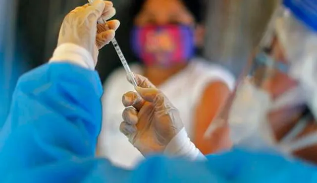 OMS recomendó formalmente que los países actúen con flexibilidad a la hora de planificar las próximas fases de sus programas de vacunación. Foto: AFP
