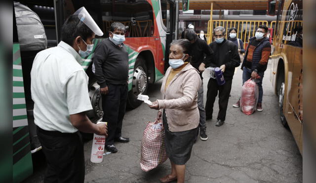 Ya sea en bus o en avión, recuerda siempre estar informado antes de planificar tu viaje. Foto: Marco Cotrina/La República