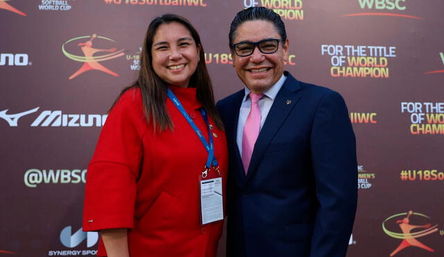 Tommy Velásquez junto a Vanessa Endo. Foto: Confederación Mundial de Béisbol y Softbol