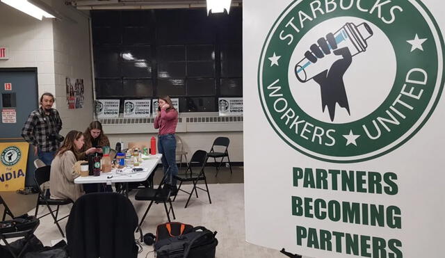Empleados de Starbucks hacen historia con el primer sindicato. Foto: EFE