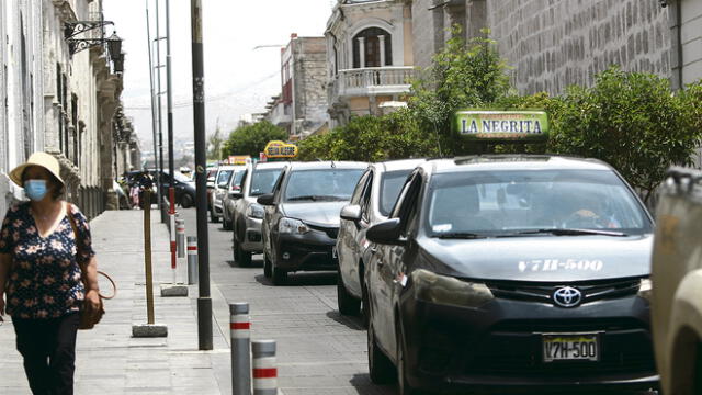 Exceso de taxis. Este vehículo contribuye a congestionar las calles del centro.  Hay un exceso de casi 200%. Foto: La República