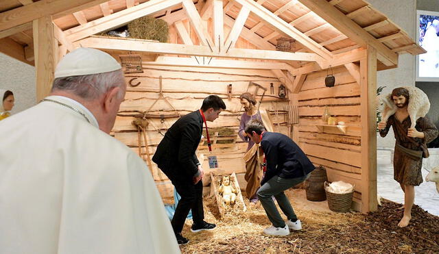 El Papa Francisco recibiendo a las delegaciones que donaron el Árbol de Navidad en la Plaza de San Pedro y el Belén para el belén en el Salón Pablo VI. Foto: EFE