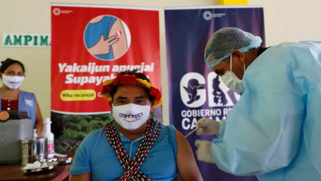 Personal de la Red de Salud de San Ignacio vacuna a pobladores de la comunidad awajún. Foto: Gobierno Regional de Cajamarca.