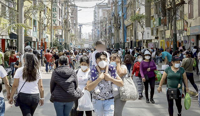 Miles de personas salen en épocas navideñas por lo que el Minsa recordó que deben estar protegidos. Foto: Antonio Melgarejo / La República