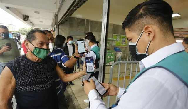 Trabajadores de seguridad y autoridades  supervisan carnet de vacunación el ingreso de locales comerciales. Foto: Carlos Felix / La Republica