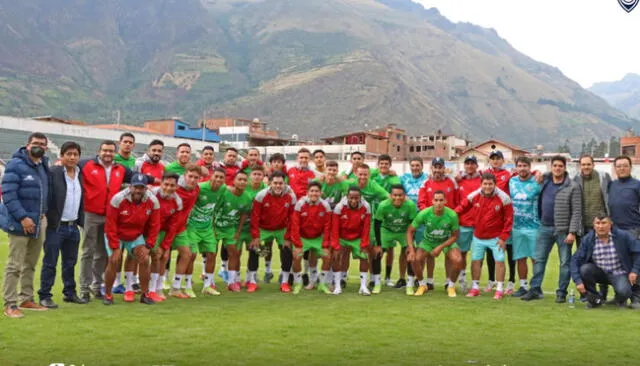 Bajo el hermoso paisaje de Calca, todo el plantel del equipo rojo. Foto: Club Cienciano