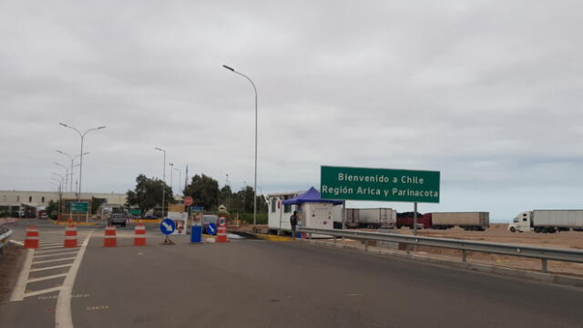 Vecinos. Control fronterizo Chacalluta en Arica solo permite el paso de vehículos de carga.
