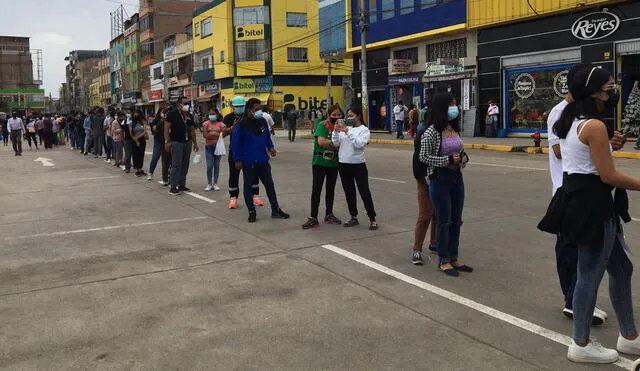 Una larga fila se formó desde temprano en el exterior del mercado Modelo de Chiclayo. Foto: Rosa Quincho/URPI-LR.