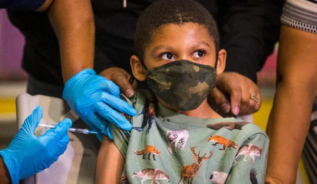 El Ministerio de Salud adelantó que la vacunación a los niños de entre 5 y 11 años podría comenzar en enero. En la foto, niño vacunado en Nueva York. Foto: AFP.