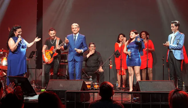 Eva Ayllón cantó junto a César Vicente (La Voz Kids),  Valeria Zapata (La Voz Perú) y Julio César Mancilla (La Voz Senior). Foto: Difusión