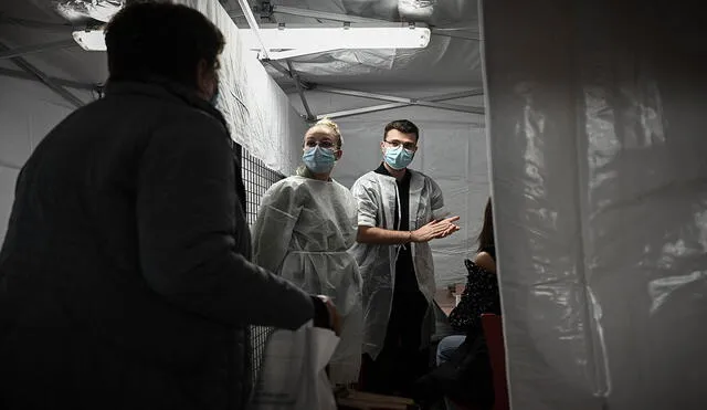 Las autoridades en Francia han resaltado que la vacunación contra la COVID-19 le han permitido atenuar la incidencia de coronavirus. Foto: AFP