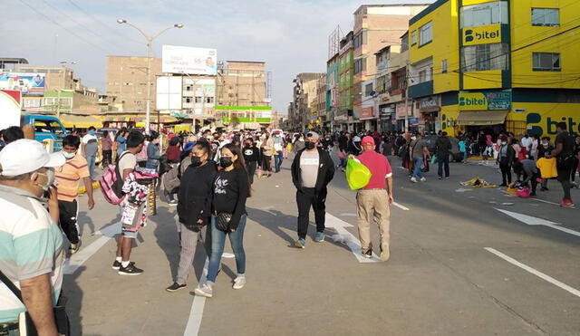 Pese a los esfuerzos del Serenazgo, ambulantes logran tomar por algunas horas las calles del mercado Modelo. Foto: La República.