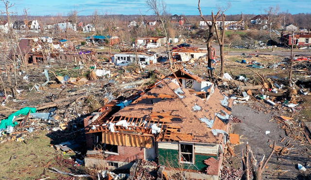 La ciudad de Mayfield, en el oeste de Kentucky, fue la "zona cero" de la tormenta, un escenario de "devastación masiva", dijo un alto funcionario local temprano este sábado. Foto: AFP