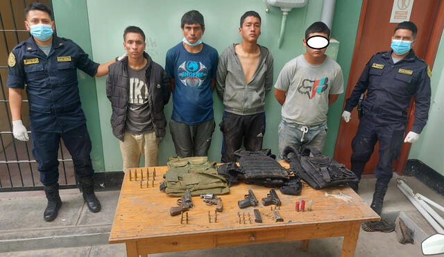 Cuatro sujetos llevaban arsenal de armas en saco de polietileno. Foto: PNP