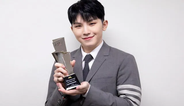 Woozi posa con el trofeo de los AAA en homenaje a su desempeño como productor musical de K-pop. Foto: Twitter/Pledis