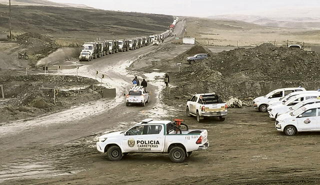 Bloqueos. Desde fines de noviembre, comunidades bloquearon la vía de acceso a Las Bambas en el corredor minero. Foto: difusión