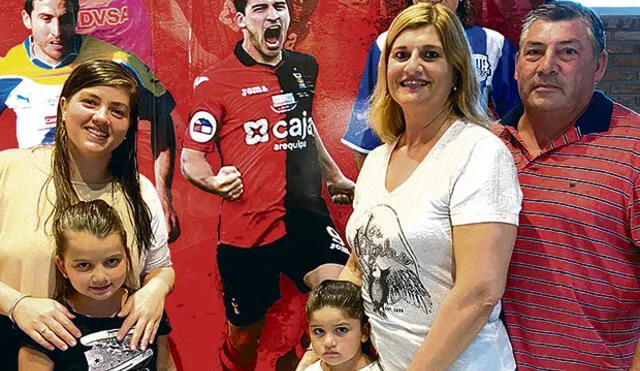 Orgullo. La familia de Cuesta posa junto a la foto que reproduce el grito de gol del argentino.