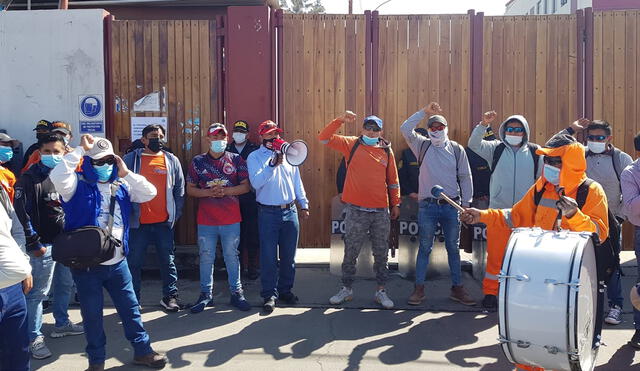 Los trabajadores afectados realizaron una protesta en los exteriores de la sede del Gobierno Regional de Arequipa. Foto: URPI/Alexis Choque