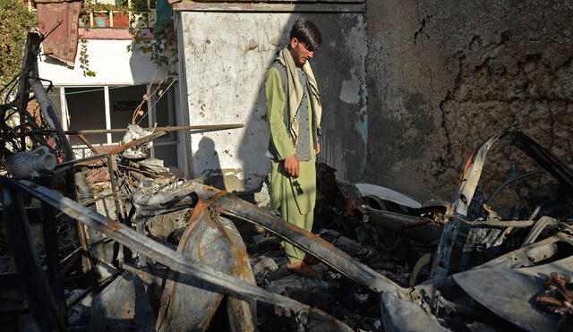 Un familiar de Ezmarai Ahmadi observa los restos de un vehículo dañado por el ataque de un dron estadounidense del 29 de agosto. Foto: AFP