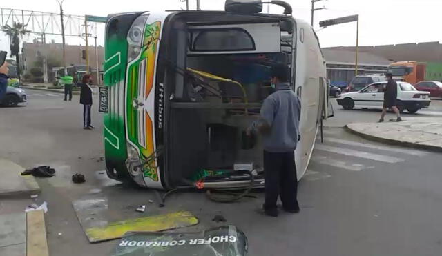 Microbús quedó con los parabrisas destrozados. Foto: captura video Noticias Trujillo