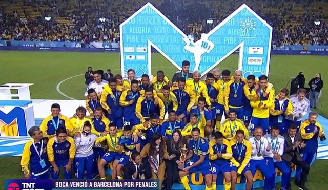 El equipo de Boca Juniors celebrando junto a los familiares de Diego Armando Maradona. Foto: captura video TNT Sports